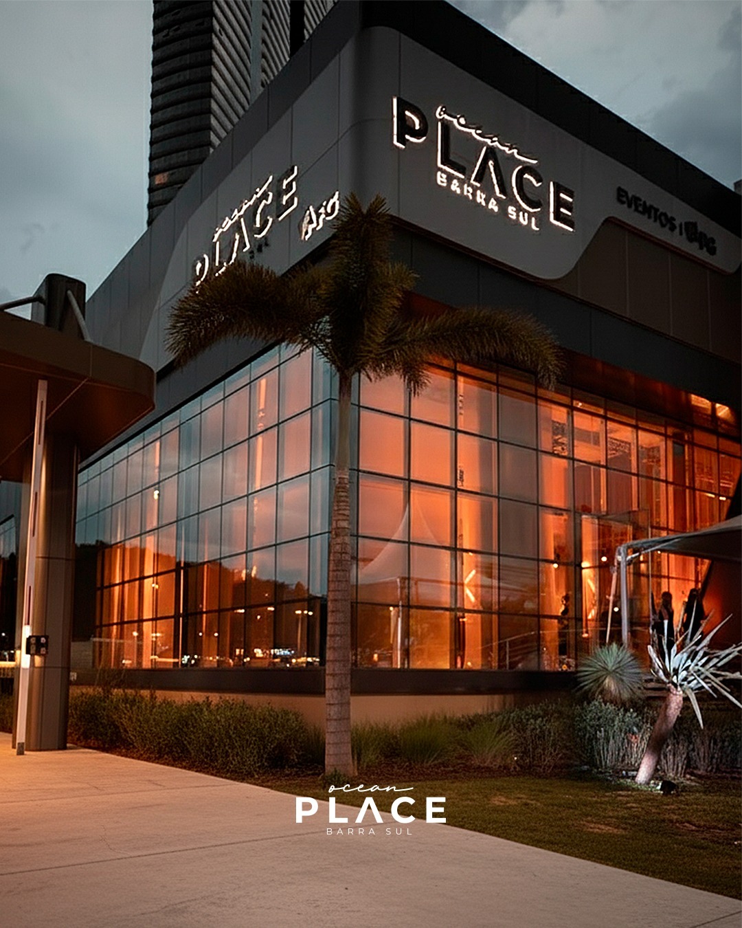 Fachada iluminada do Ocean Place em Balneário Camboriú